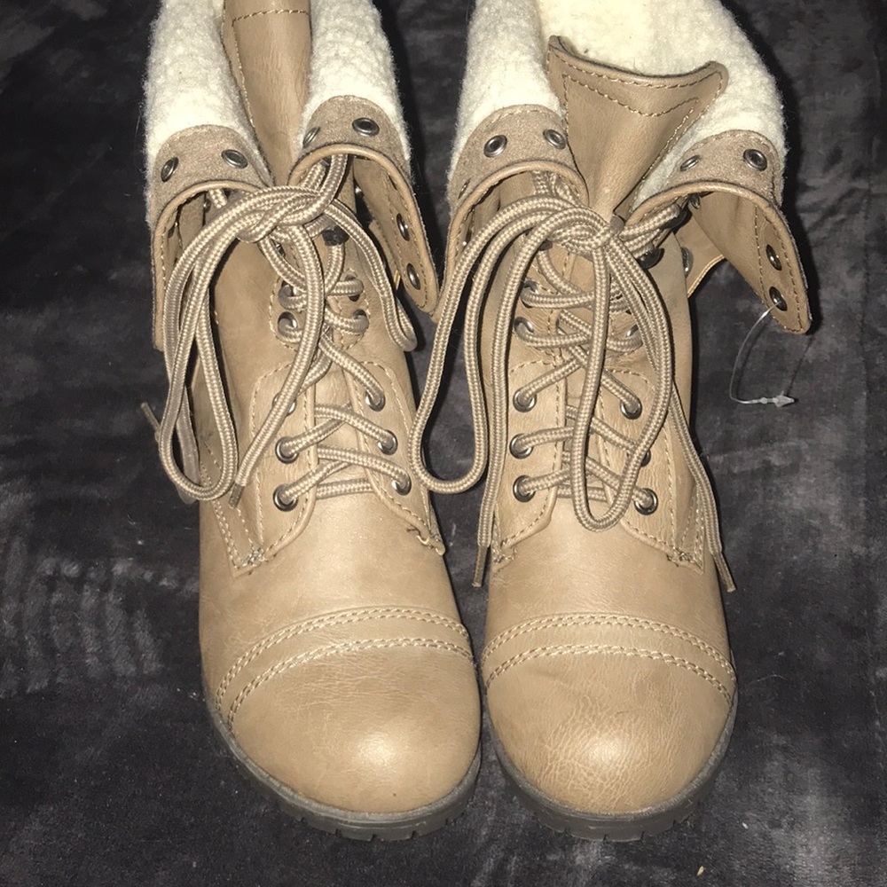Size 5 tan combat boots